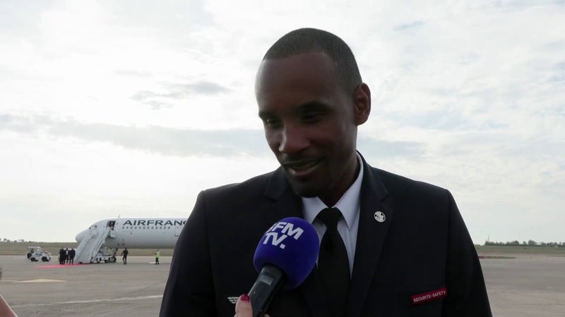 "Dans une carrière, ça n'arrive qu'une seule fois": des membres de l'équipage de l'avion qui a transporté Léon XIV lors de son voyage en France témoignent auprès de BFMTV