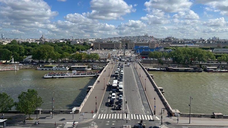 Une cycliste meurt renversée par un camion face à l'Assemblée nationale à Paris, une enquête ouverte
