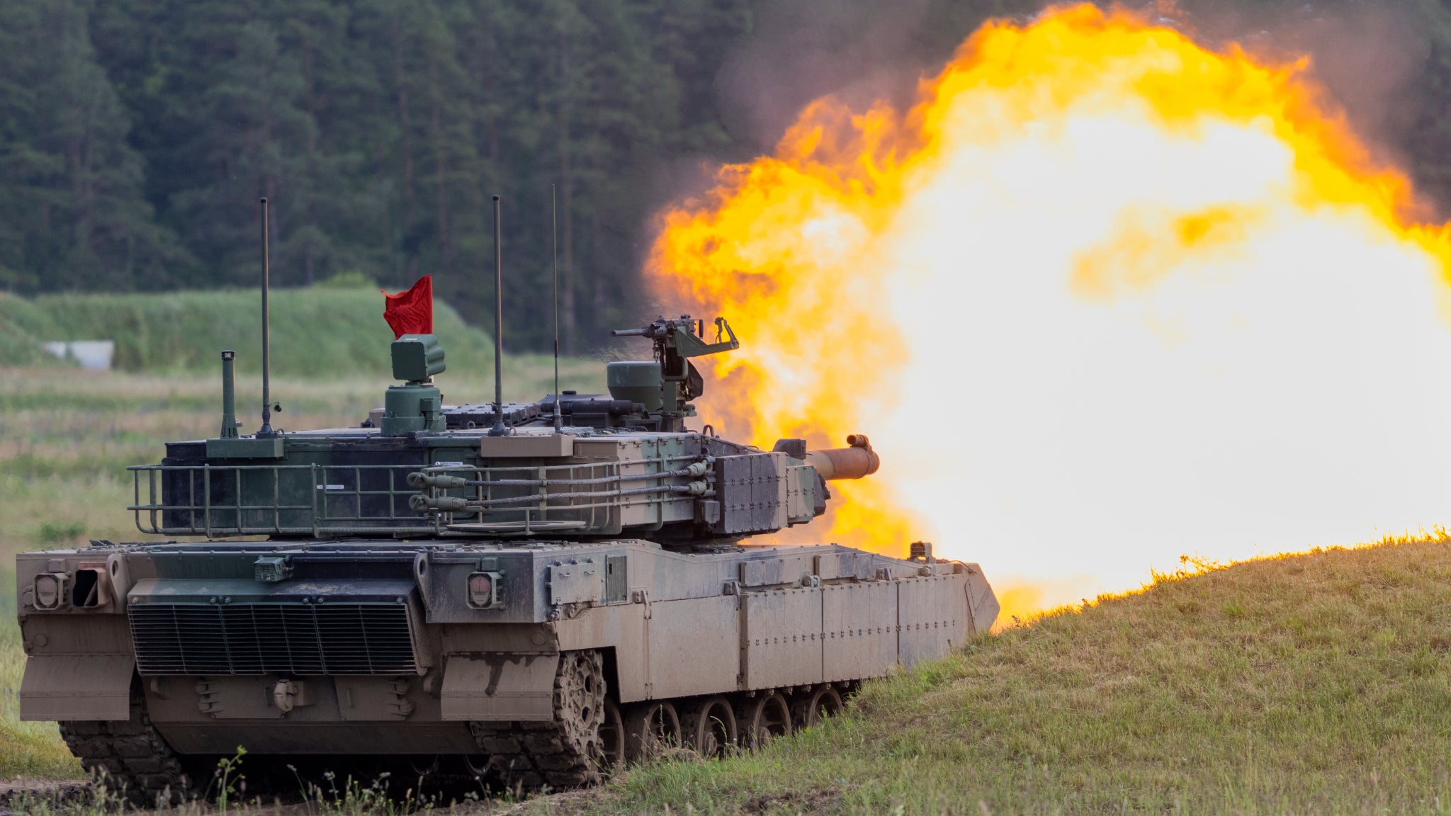 Un char de combat K2 Black Panther de l'armée polonaise au centre d'entraînement des forces terrestres d'Orzysz, près du corridor de Suwałki en Pologne, le mercredi 17 juin 2026.