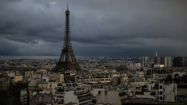 Des investissements records mais trop peu d'emplois à la clé: la France "se replace dans le groupe des pays qui accueillent les plus grands projets industriels" mais son économie "est au ralenti"