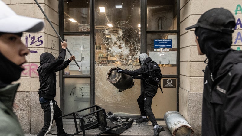 Le centre de Milan en Italie touché par des scènes de chaos et de pillages pour le deuxième jour consécutif