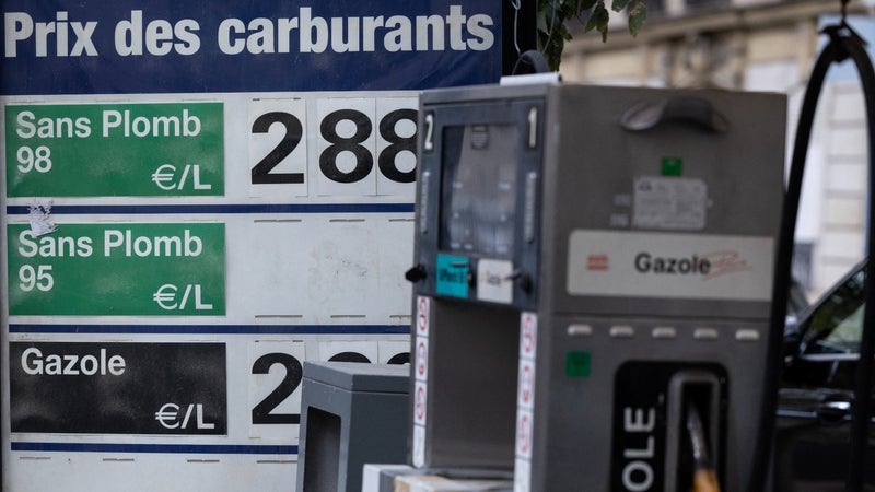 "On perd du temps": le ras-le-bol de nombreux Français à bout face aux prix du carburant, qui continuent d'exploser