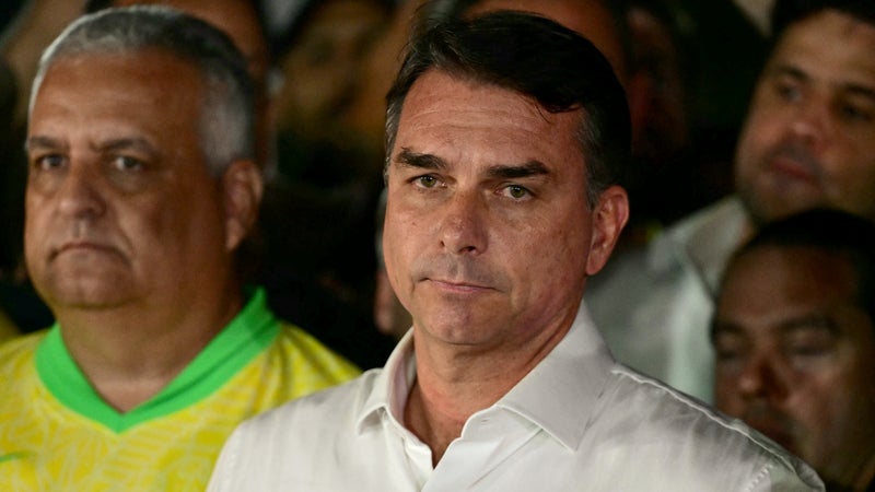 Image accompagnant « En fuite aux États-Unis, Flavio Bolsonaro martèle qu'il est le "véritable président" du Brésil ».