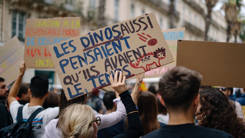 "Ne pas oublier ce qui s'est passé cet été": comment les associations écologistes tentent de mettre le climat à l'agenda de la rentrée et "au centre du débat présidentiel"