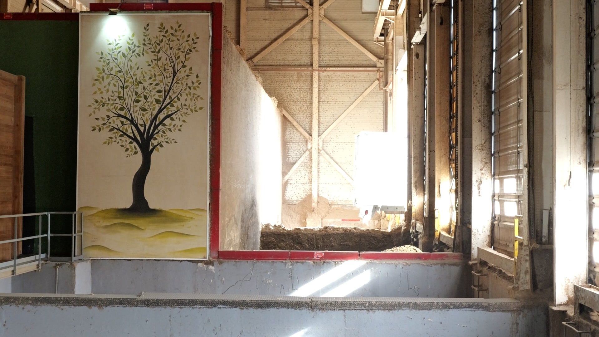 Les besoins en chaleur de l'atelier peinture, le plus énergivore du site de Tanger, sont couverts par la centrale biomasse. Les grignons d'olive, ces résidus de pulpe et de noyaux issus des moulins de la région, y sont brûlés pour chauffer de l'eau sous haute pression jusqu'à 260°C.