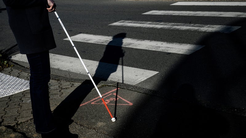 "Ils m'ont remboursé 7 euros": cette association réclame une prise en charge intégrale de la canne blanche pour les déficients visuels