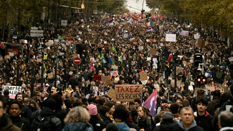 "Une marée humaine": Paris, Lyon... Les premiers chiffres des manifestations du 24 octobre