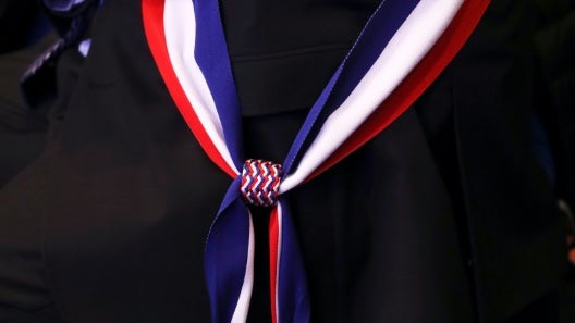 Un maire porte une écharpe tricolore lors du 100e congrès des maires de l'Association des maires de France, le 21 novembre 2017 à Paris (ILLUSTRATION)