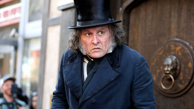 "Scrooge": Johnny Depp en grincheux qui déteste Noël dans l'adaptation du conte de Charles Dickens