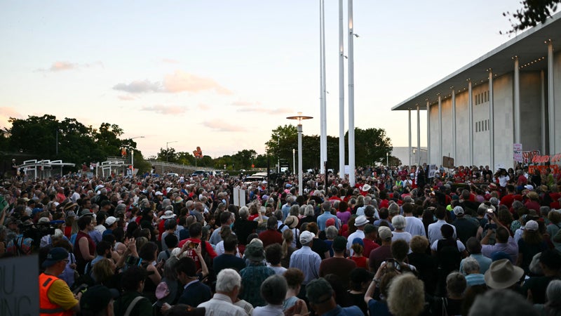 "Pas touche au Kennedy Center": plus d'un millier de personnes réunies devant l'institution culturelle à Washington menacée de fermeture par Donald Trump
