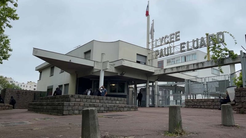 "Il n’y a même pas de serviettes dans les toilettes": ces élèves de Saint-Denis alertent depuis des années sur l'état de leur lycée