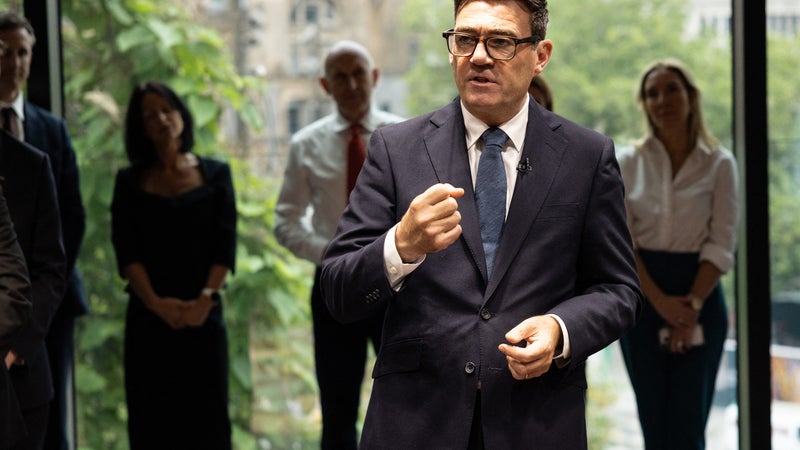 Quelques gestes pour la facture d'énergie des Britanniques et moins de démarches administratives pour les entreprises: le Premier ministre Andy Burnham présente son premier budget