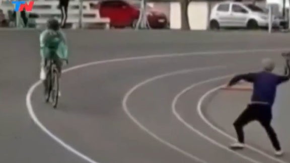Un assistant lance un bidon sur un coureur lors d une course cycliste a Salto en Argentine 2328179