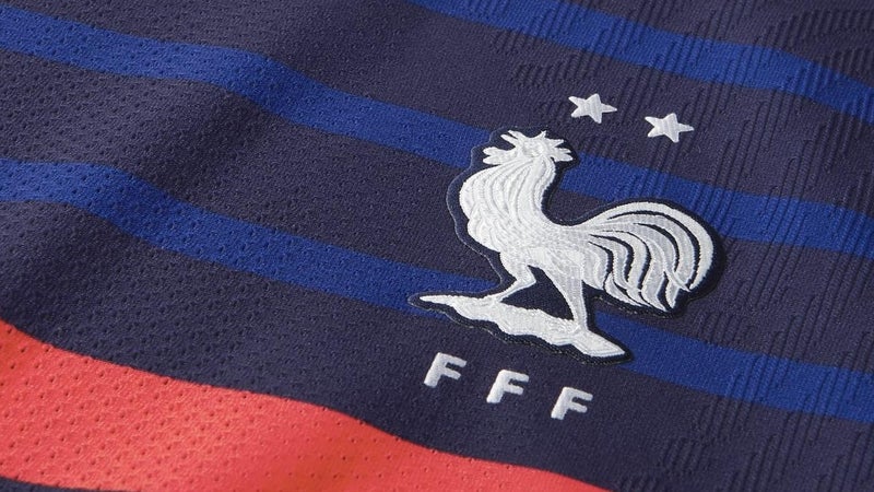 “Le problème c’est le gamin, pas le maillot”: après l'interdiction des maillots de foot dans un collège, la mesure divise