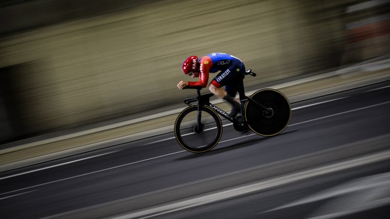 Une coureuse sur le contre la montre du Tour de France en 2023 illustration 2328558