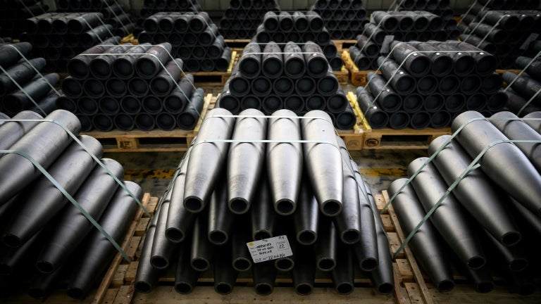 C'est la seule usine française qui fabrique les corps d'obus des canons Caesar: les Forges de Tarbes demandent leur placement en redressement judiciaire, les salariés s'inquiètent et demandent "l'intervention de l'État"