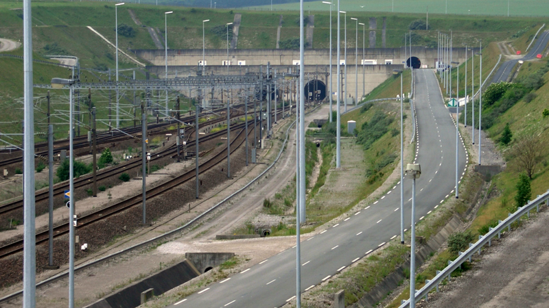 Un accident entre un train de fret et un bus à l'entrée du Tunnel sous la Manche, plusieurs personnes blessées