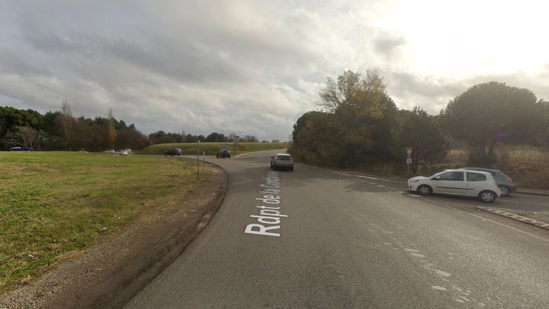 La jeune femme demandait aux conducteurs de s'arrêter sur un rond-point de Saint-Jean-de-Védas, dans l'Hérault.