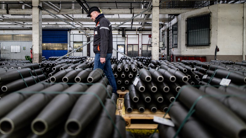 "On s'attend à ne plus être payés", "salariés morts de peur", "machines obsolètes" et production en pointillé: que se passe-t-il aux Forges de Tarbes, la seule usine de France à fabriquer les obus des canons Caesar?
