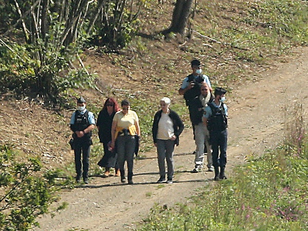 Sabine Khéris conduit Monique Olivier sur les lieux 