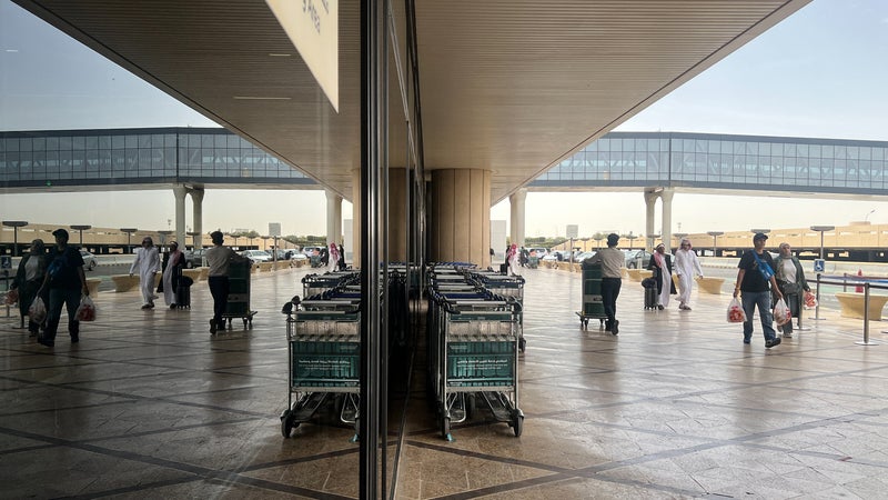 Arabie saoudite: des blessés à l'aéroport de Ryad après un tir de missile, plusieurs pays recommandent à leurs ressortissants de ne pas y voyager