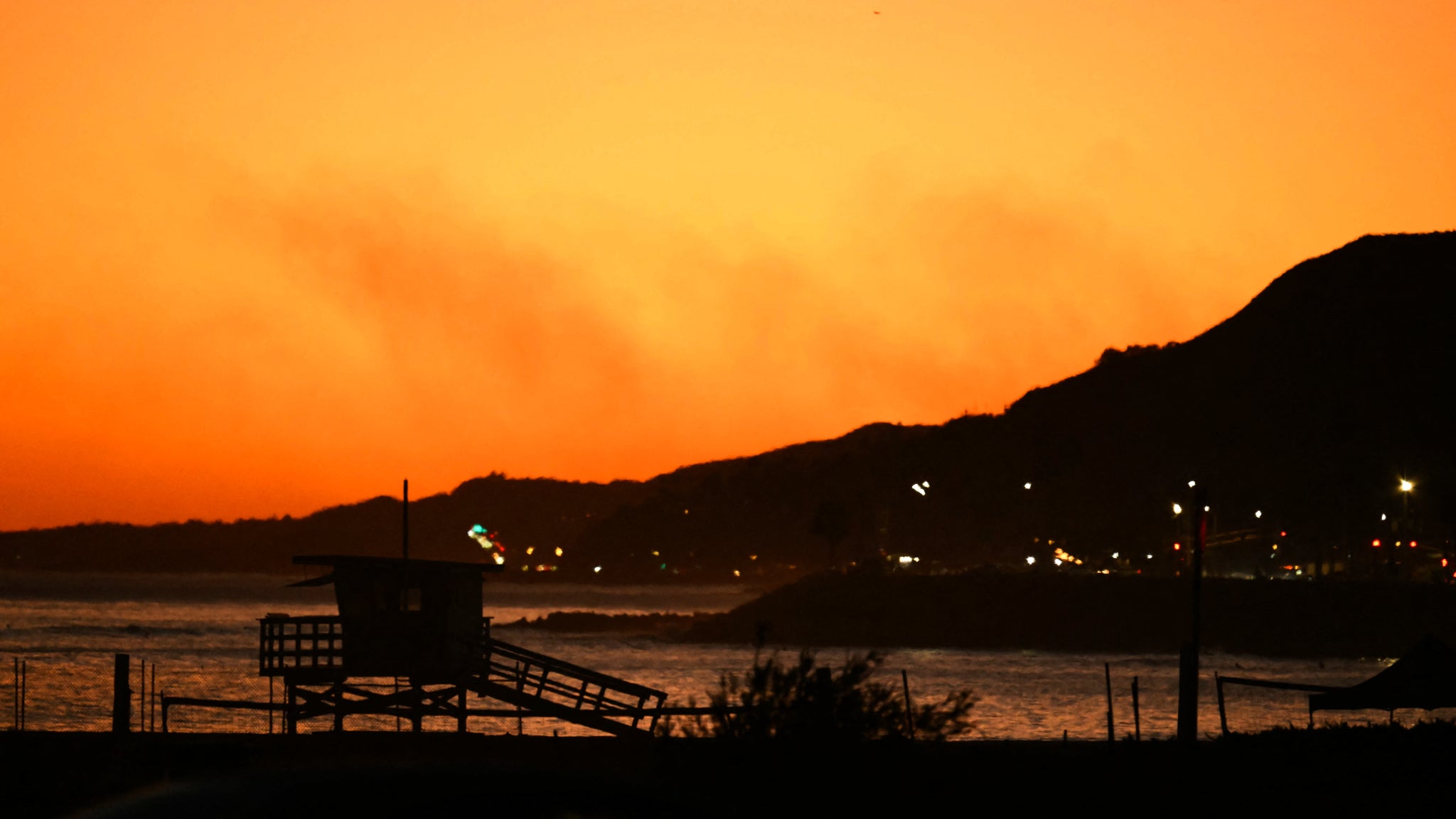 La fumée de l'incendie de Bryson est visible au-dessus des collines de Malibu, depuis la Pacific Coast Highway à Malibu, en Californie, le 15 octobre 2026.