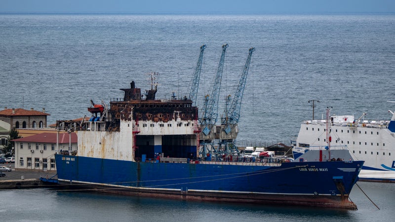 "Il y avait du feu et de la fumée, l'explosion nous a soulevés et projetés à gauche et à droite": entraînés malgré eux dans la guerre entre l'Ukraine et la Russie, les marins turcs sont "terrifiés" par les attaques de drones en mer Noire