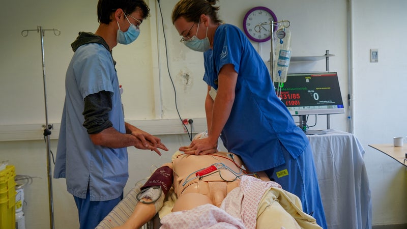 "Un gros sentiment d'injustice s'installe": les étudiants en médecine bouleversés par les soupçons de triche à leur concours oral d'internat