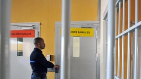 Parloir où les compagnes viennent rendre visite à leurs maris criminels (image d'illustration)