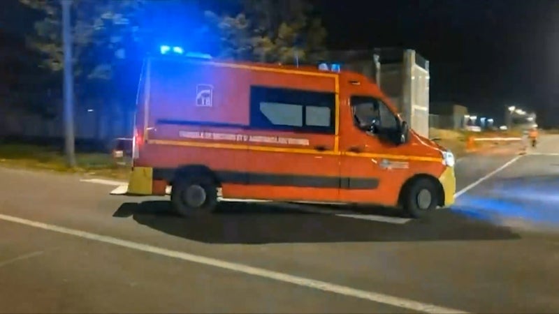 Image accompagnant « Un bus percute un train de fret à l'entrée du tunnel sous la Manche, plusieurs personnes blessées ».