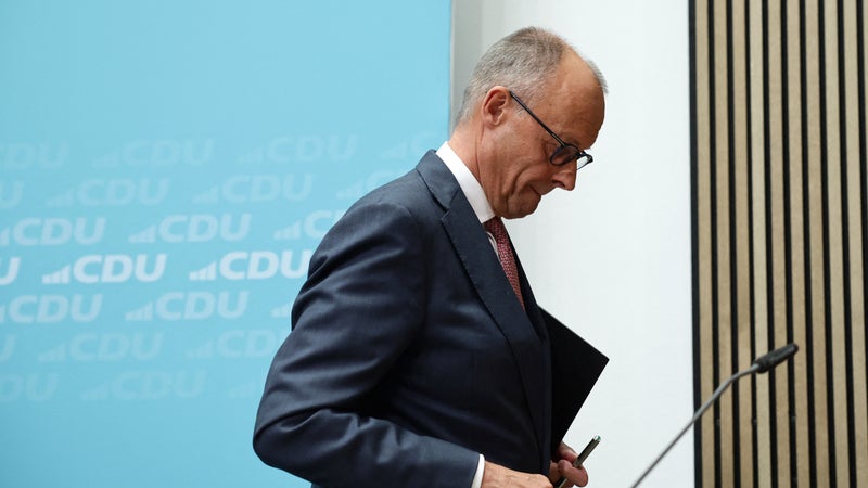 "Il est clairement sur la sellette": le chancelier allemand Friedrich Merz sous pression après le "désastre" des conservateurs aux élections régionales