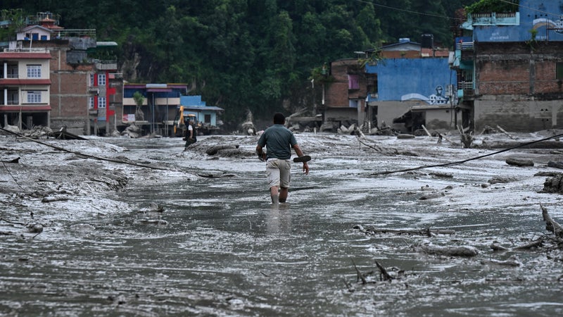 Plus de 800 personnes portées disparues au Népal après les inondations meurtrières, selon un nouveau bilan