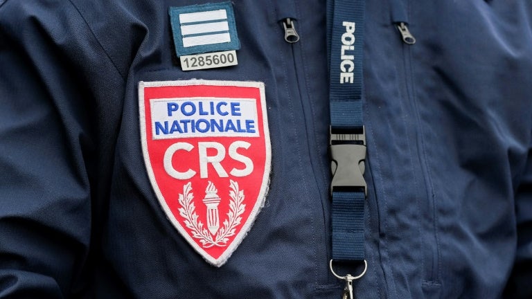 Des enseignants et des élèves dénoncent une intervention des forces de l'ordre devant un lycée de Marseille, un jeune blessé à la tête