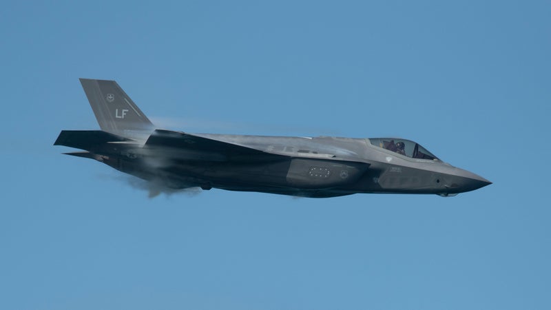 Le Pentagone signe un giga-contrat pour 850 avions de chasse F-35 en dix ans mais l'accord doit encore être validé par le Congrès