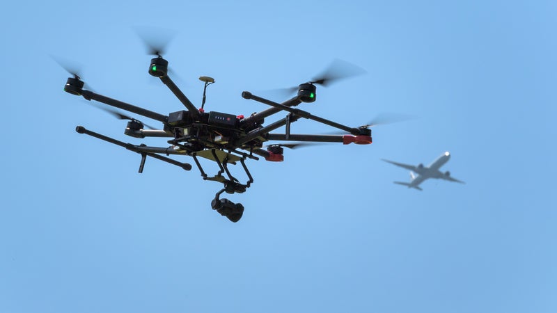 Des drones repérés survolant au dessus et aux abords de la base navale de Toulon, une enquête ouverte
