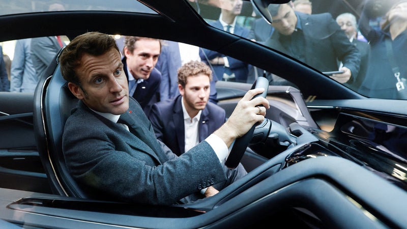 La Chine exporte 55 millions de véhicules par an quand l'Europe n'en produit que 12 millions: Emmanuel Macron assume la préférence européenne sur les véhicules à la veille du Mondial de l'Auto