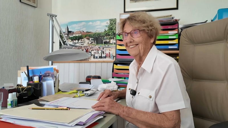 "Je ne peux pas rester inactive!": à 93 ans, cette maire dirige toujours sa commune de 345 habitants