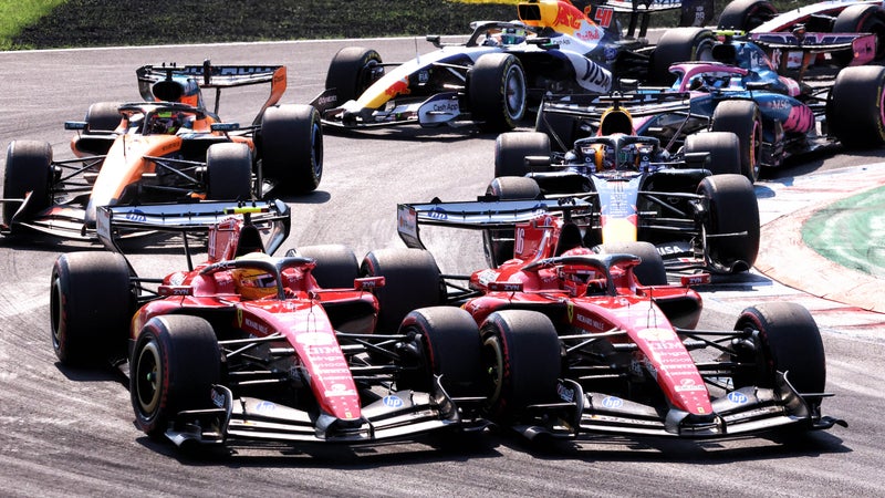 Lewis Hamilton tasse par Charles Leclerc peu apres le depart du Grand Prix d Italie le 6 septembre 2026 2343480