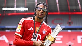 Michael Olise posant avec le trophée de joueur de la saison en Bundesliga, le 16 mai 2026