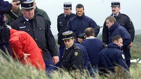Jean-Michel Jourdain est entouré par les gendarmes le 25 Octobre 2000 à l'endroit sur la plage de Sainte Gabriel près de Boulogne sur Mer où les deux frères Jourdain sont accusés d'avoir violé et tué quatre jeune filles en 1997.
