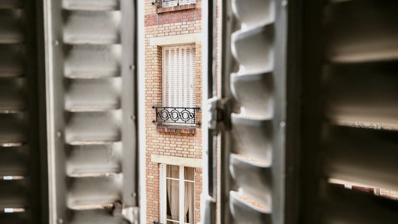 "Ce serait un premier pas majeur" pour le "confort d'été" dans les logements: le gouvernement fait de l'installation de volets et de pompes à chaleur réversibles sa priorité pour réduire le nombre de "bouilloires thermiques"