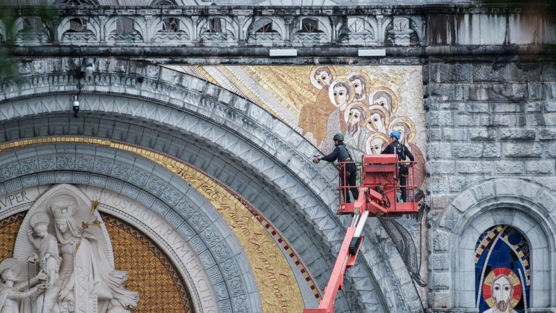 Pape Léon XIV à Lourdes: pourquoi les mosaïques ornant la basilique du Rosaire sont-elles masquées?