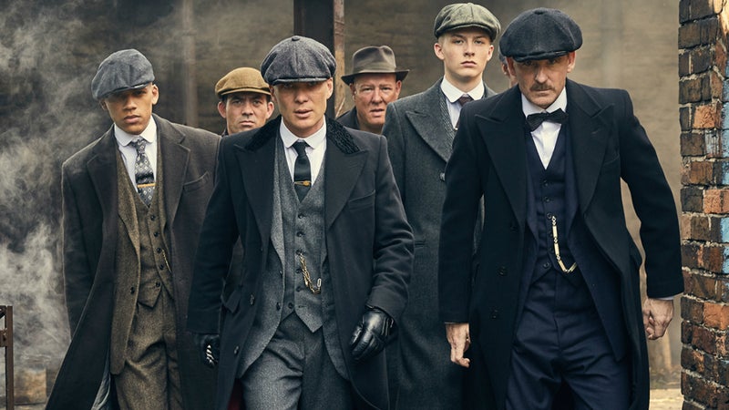 Les Peaky Blinders ont vraiment existé dans les années 1890 en Angleterre. Des hommes issus de la classe ouvrière, ils étaient impliqués dans des vols ou encore dans des rackets.