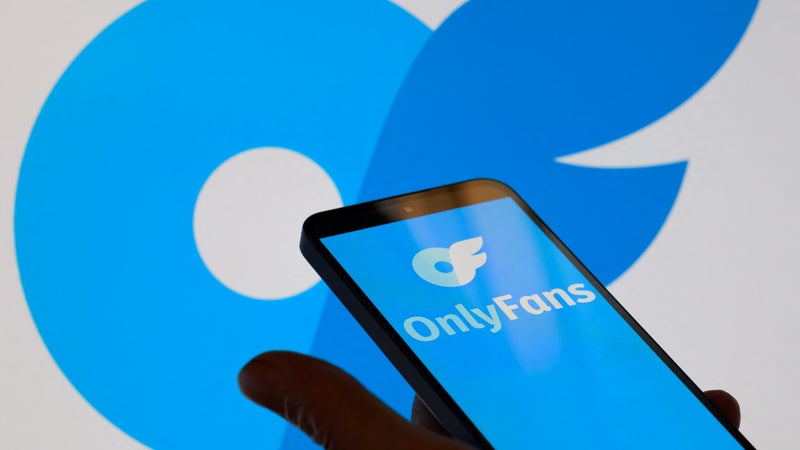 "On criminalise l'achat du porno": alors que la France pourrait interdire Onlyfan et Mym, deux plateformes sociales et pornographiques, les travailleurs du sexe s'inquiètent