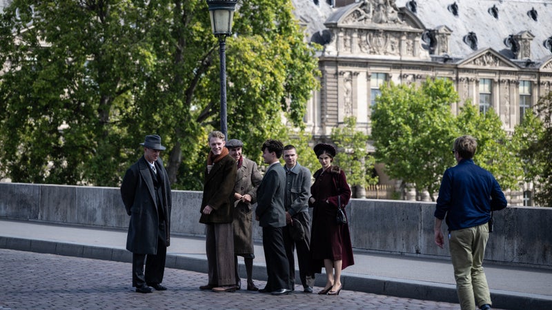 "On regarde les sites de casting et on se balade": comment apercevoir des célébrités tourner une série ou un film à Paris, cet été?