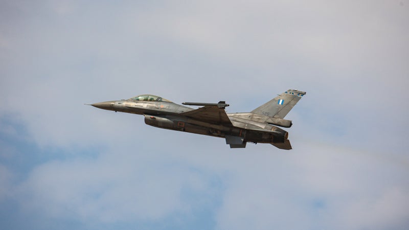L'engin s'approchait de la piste au moment où "un avion de ligne tentait de décoller": des F-16 grecs interceptent un drone turc à proximité d'un aéroport
