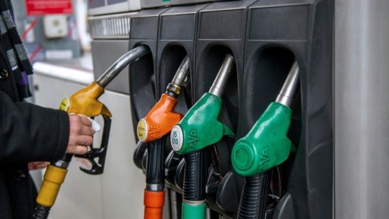 CARTE. 45 euros d'économies en faisant son plein Espagne plutôt qu'en France: qui paie son carburant le moins cher en Europe (et le plus cher)?