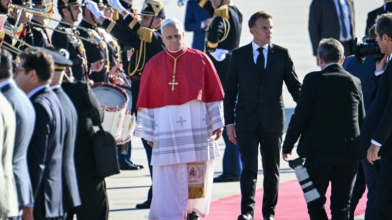 Accueil d'Emmanuel Macron, Marseillaise et groupe d'enfants: les images de l'arrivée de Léon XIV en France