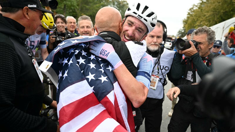 Brandon McNulty embrasse Mauro Gianetti apres son titre de champion du monde le 27 septembre 2026 2355609