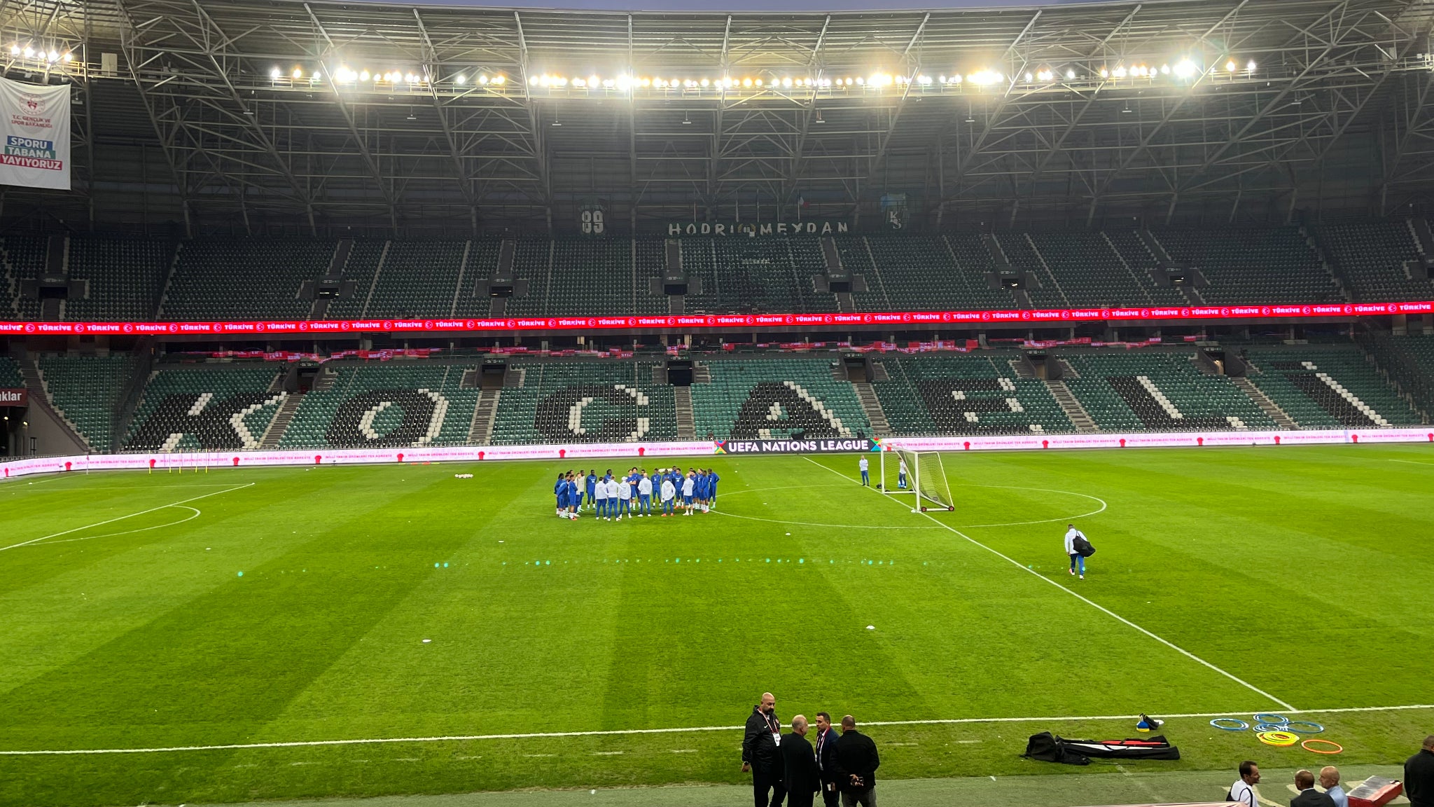 La pelouse du stade de Kocaeli où s'entraînent les Bleus le 24 septembre 2026 La pelouse du stade de Kocaeli où s'entraînent les Bleus le 24 septembre 2026